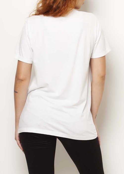 T-shirt branca com a frente e as costas da camisa.