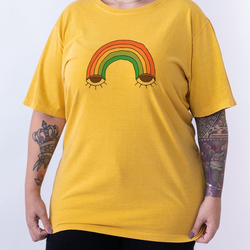 Camiseta Rainbow Eyes - Mostarda Plus Size Camiseta Rainbow Eyes - Mostarda Plus Size