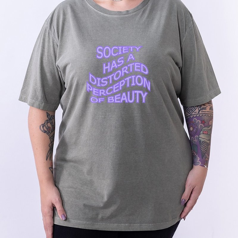 Camiseta Distorted Perception of Beauty - Verde Musgo Plus Size Camiseta Distorted Perception of Beauty - Verde Musgo Plus Size