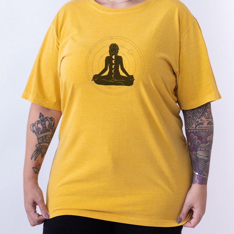 Camiseta Moon Phase Meditation - Mostarda Plus Size Camiseta Moon Phase Meditation - Mostarda Plus Size
