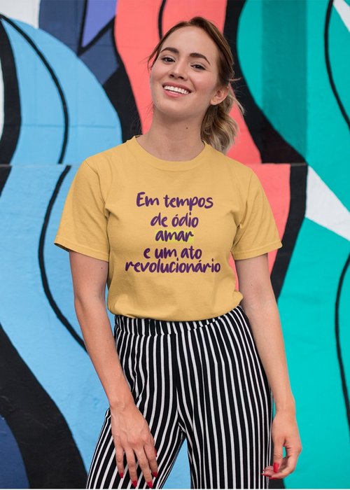 Camiseta Em Tempos de Ódio - Mostarda